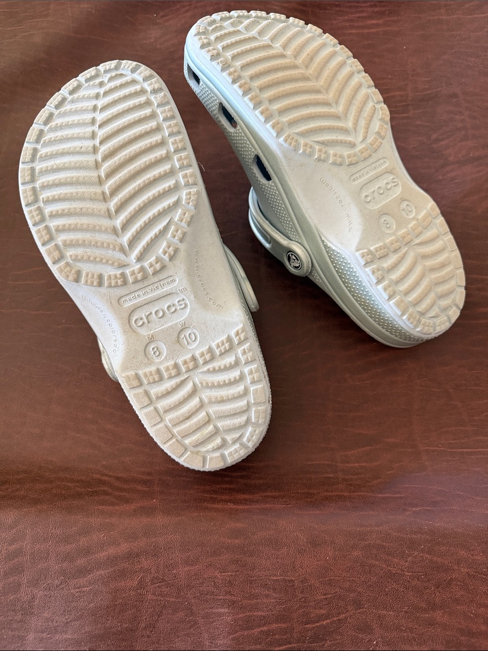 CROCS unisex Classic Clog in Metallic Silver - Picture 2 of 4
